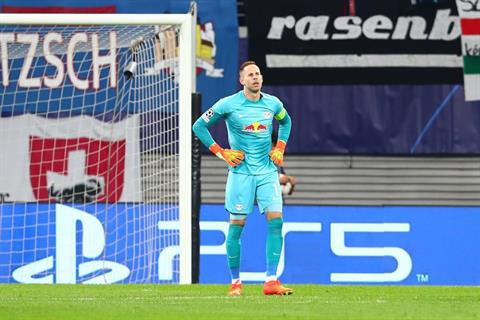 Thủ môn RB Leipzig sai lầm khó hiểu khi bắt chước Neuer